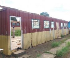 A Secretaria de Estado da Educação iniciou nesta semana a reforma do Colégio Estadual Frei Doroteu de Pádua, no bairro Periquitos, em Ponta Grossa, na região dos Campos Gerais. O colégio vai receber quatro salas de aula de alvenaria para substituir as antigas que eram de madeira.