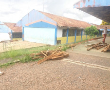 A Secretaria de Estado da Educação iniciou nesta semana a reforma do Colégio Estadual Frei Doroteu de Pádua, no bairro Periquitos, em Ponta Grossa, na região dos Campos Gerais. O colégio vai receber quatro salas de aula de alvenaria para substituir as antigas que eram de madeira.