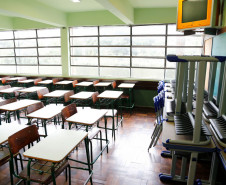 O processo para decidir onde os recursos seriam aplicados no Colégio Estadual Bom Pastor, no bairro Mercês, ocorreu em duas etapas. Primeiro, professores, funcionários e estudantes apontaram quais setores da escola precisavam de reforma imediata. Em seguida, o diagnóstico foi levado e debatido com a comunidade.<br/>
<br />
A comunidade decidiu pela reforma da rede elétrica, salas de aula, banheiros, sistema de calhas e do telhado das salas e da quadra poliesportiva.