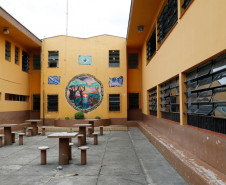 O processo para decidir onde os recursos seriam aplicados no Colégio Estadual Bom Pastor, no bairro Mercês, ocorreu em duas etapas. Primeiro, professores, funcionários e estudantes apontaram quais setores da escola precisavam de reforma imediata. Em seguida, o diagnóstico foi levado e debatido com a comunidade.<br/>
<br />
A comunidade decidiu pela reforma da rede elétrica, salas de aula, banheiros, sistema de calhas e do telhado das salas e da quadra poliesportiva.