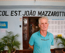 Segundo o diretor Francisco Ximenez, do Colégio Estadual João Mazzarotto, no bairro Capão Raso, a iniciativa motiva os estudantes e os incentiva a cuidar com o colégio. “A escola bem conservada e com uma boa aparência desperta o interesse dos alunos e isso reforça o processo de ensino e aprendizagem”, disse Francisco. “Esse programa é excelente porque permite que os outros recursos que chegam à escola sejam destinados ao pedagógico e isso fortalece a qualidade de ensino”, complementou.
