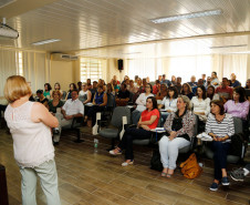A Coordenadoria de Apoio Financeiro à Rede Escolar (CAF) da Secretaria de Estado da Educação reúne, nesta terça-feira (14), em Curitiba, os coordenadores financeiros dos 32 Núcleos Regionais de Educação (NREs) para discutir e repassar as diretrizes técnicas dos programas de recurso financeiros descentralizados que chegam as escolas estaduais.