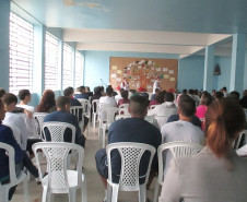 A Secretaria de Estado da Educação, em parceria com a Secretaria da Justiça, Trabalho e Direitos Humanos, vai ampliar a oferta da Educação de Jovens e Adultos (EJA) nos Centros de Socioeducação do Paraná. Na foto, atividade com adolescentes dos Censes e familiares.