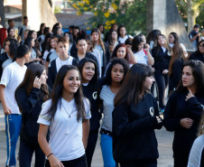 As aulas na rede estadual de ensino, que começaram nesta quarta-feira (15), movimentaram mais de um milhão de estudantes nas 2,1 mil escolas de todas as regiões do Paraná