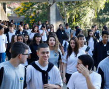 As aulas na rede estadual de ensino, que começaram nesta quarta-feira (15), movimentaram mais de um milhão de estudantes nas 2,1 mil escolas de todas as regiões do Paraná