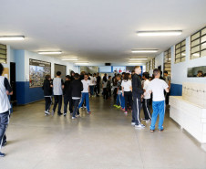 As aulas na rede estadual de ensino, que começaram nesta quarta-feira (15), movimentaram mais de um milhão de estudantes nas 2,1 mil escolas de todas as regiões do Paraná