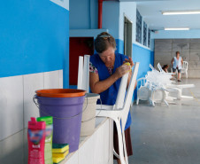 São R$ 4 milhões destinados à aquisição de materiais de limpeza, expediente, didático, esportivo, gás, lâmpadas, por exemplo, e outros R$ 4 milhões para execução de pequenos reparos, como a limpeza da caixa de água, instalação elétrica e hidráulica, entre outros serviços emergenciais.