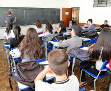 O Governo do Paraná está renovando os conjuntos de mobiliários das 2,1 mil escolas da rede estadual de ensino