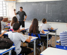 O Governo do Paraná está renovando os conjuntos de mobiliários das 2,1 mil escolas da rede estadual de ensino