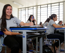 No Colégio Estadual Tiradentes, em São José dos Pinhais, na Região Metropolitana de Curitiba, os 1,4 mil estudantes do ensino fundamental e médio já estão usando os novos mobiliários desde dezembro do ano passado. A escola recebeu 420 carteiras e cadeiras.<br / >
<br />
Sua colega, Janaína Cavaleiro Rosa, 17 anos, 3°, também aprovou os novos conjuntos. “São mais confortáveis e isso contribui para prestarmos mais atenção nas aulas”.