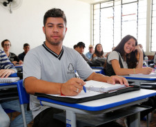 No Colégio Estadual Tiradentes, em São José dos Pinhais, na Região Metropolitana de Curitiba, os 1,4 mil estudantes do ensino fundamental e médio já estão usando os novos mobiliários desde dezembro do ano passado