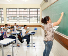 As mulheres geram, cuidam e ensinam. E a educação é isso, afinal de contas: gerar um mundo melhor. Ensinar para um mundo melhor.