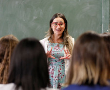 As mulheres geram, cuidam e ensinam. E a educação é isso, afinal de contas: gerar um mundo melhor. Ensinar para um mundo melhor.
