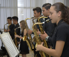 As novas alterações para o ensino médio são tema do Simpósio Ensino Médio e o Mundo do Trabalho realizado pela Secretaria de Estado da Educação, em Foz do Iguaçu, Oeste do Paraná. Aberto nessa segunda-feira (6), o evento, do qual participam 300 técnicos dos 32 Núcleos Regionais de Educação, busca oferecer, durante cinco dias, subsídios teóricos e metodológicos para melhoria dessa modalidade de ensino aos estudantes das escolas estaduais.