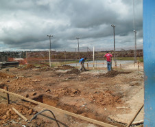 Presos do regime semiaberto da Penitenciária Estadual de Ponta Grossa (PEPG), nos Campos Gerais, participam pela primeira vez do projeto Mãos Amigas. Na ação, que iniciou há um mês, os detentos desenvolvem trabalhos de reparo no Colégio Estadual Frei Doroteu de Pádua, que incluem auxílio na construção e alvenaria de salas de aula.