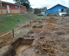 Presos do regime semiaberto da Penitenciária Estadual de Ponta Grossa (PEPG), nos Campos Gerais, participam pela primeira vez do projeto Mãos Amigas. Na ação, que iniciou há um mês, os detentos desenvolvem trabalhos de reparo no Colégio Estadual Frei Doroteu de Pádua, que incluem auxílio na construção e alvenaria de salas de aula.
