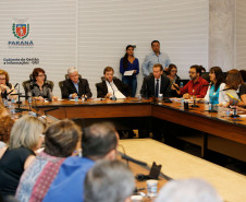 O Governo do Estado fez um novo apelo ao sindicato dos professores para que não haja greve na rede pública, conforme já foi anunciado pelos trabalhadores da educação. O pedido foi feito durante reunião na tarde desta segunda-feira (13), no Palácio Iguaçu, entre o chefe da Casa Civil, Valdir Rossoni, a secretária da Educação, Ana Seres, os 32 chefes dos Núcleos Regionais da Educação e dirigentes sindicais.