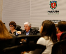 O Governo do Estado fez um novo apelo ao sindicato dos professores para que não haja greve na rede pública, conforme já foi anunciado pelos trabalhadores da educação. O pedido foi feito durante reunião na tarde desta segunda-feira (13), no Palácio Iguaçu, entre o chefe da Casa Civil, Valdir Rossoni, a secretária da Educação, Ana Seres, os 32 chefes dos Núcleos Regionais da Educação e dirigentes sindicais.