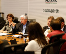 O Governo do Estado fez um novo apelo ao sindicato dos professores para que não haja greve na rede pública, conforme já foi anunciado pelos trabalhadores da educação. O pedido foi feito durante reunião na tarde desta segunda-feira (13), no Palácio Iguaçu, entre o chefe da Casa Civil, Valdir Rossoni, a secretária da Educação, Ana Seres, os 32 chefes dos Núcleos Regionais da Educação e dirigentes sindicais.