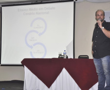 “Vamos apresentar essa nova legislação aos professores e, a partir disso, discutir uma nova proposta curricular para o ensino médio no Paraná”, disse o chefe do Departamento de Educação Básica, Cassiano Ogliari. “E também precisamos saber quem são os sujeitos do ensino médio, e do público da EJA, para contribuir nessa definição”, ressaltou.