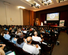 Cerca de 800 representantes das 403 organizações da sociedade civil que ofertam atendimento educacional especializado participaram nesta terça-feira (14), em Curitiba, do curso de capacitação financeira para garantir qualidade na administração dos recursos públicos que chegam a essas instituições