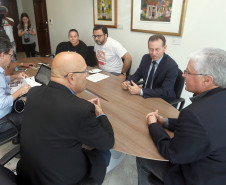 O chefe da Casa Civil Valdir Rossoni confirmou que o Governo do Estado vai descontar os dias parados dos servidores públicos que mantiverem a greve iniciada nesta quarta-feira (15). Rossoni salientou que pode ser negociado o abono da falta do dia 15, desde que as categorias retomem imediatamente as atividades normais.

A medida foi comunicada durante reunião com dirigentes do sindicato que representa os professores, no Palácio Iguaçu.