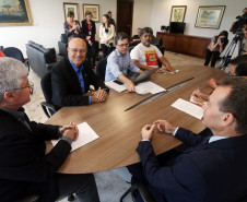 O chefe da Casa Civil Valdir Rossoni confirmou que o Governo do Estado vai descontar os dias parados dos servidores públicos que mantiverem a greve iniciada nesta quarta-feira (15). Rossoni salientou que pode ser negociado o abono da falta do dia 15, desde que as categorias retomem imediatamente as atividades normais.

A medida foi comunicada durante reunião com dirigentes do sindicato que representa os professores, no Palácio Iguaçu.