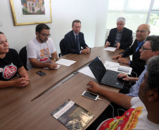 O chefe da Casa Civil Valdir Rossoni confirmou que o Governo do Estado vai descontar os dias parados dos servidores públicos que mantiverem a greve iniciada nesta quarta-feira (15). Rossoni salientou que pode ser negociado o abono da falta do dia 15, desde que as categorias retomem imediatamente as atividades normais.

A medida foi comunicada durante reunião com dirigentes do sindicato que representa os professores, no Palácio Iguaçu.