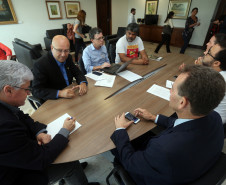 O chefe da Casa Civil Valdir Rossoni confirmou que o Governo do Estado vai descontar os dias parados dos servidores públicos que mantiverem a greve iniciada nesta quarta-feira (15). Rossoni salientou que pode ser negociado o abono da falta do dia 15, desde que as categorias retomem imediatamente as atividades normais.

A medida foi comunicada durante reunião com dirigentes do sindicato que representa os professores, no Palácio Iguaçu.