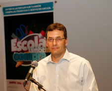 O gerente de ambientes e negócios do Sebrae, Cesar Reinaldo Rissete, lembrou que o processo de compra local, além de contribuir com o desenvolvimento dos municípios, também aproxima escola e comunidade. “Os recursos ficam no próprio município, o comércio atua com mais qualidade e melhor preço e aumenta a relação entre diretores e empresários que começam a participar da vida escolar e isso representa um ganho muito grande para o processo educacional”, disse Rissete.