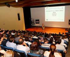 O programa de gestão financeira descentralizada “Escola também Compra”, desenvolvido pela Secretaria de Estado da Educação, será levado neste ano a 1.160 unidades da rede estadual de ensino, de 12 Núcleos Regionais de Educação (NRE). Pelo programa, as escolas são orientadas e capacitadas a usarem o dinheiro do Fundo Rotativo, que é repassado pelo Governo do Estado, em compras no comércio local.