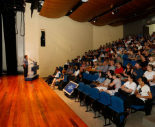 O programa de gestão financeira descentralizada “Escola também Compra”, desenvolvido pela Secretaria de Estado da Educação, será levado neste ano a 1.160 unidades da rede estadual de ensino, de 12 Núcleos Regionais de Educação (NRE). Pelo programa, as escolas são orientadas e capacitadas a usarem o dinheiro do Fundo Rotativo, que é repassado pelo Governo do Estado, em compras no comércio local.