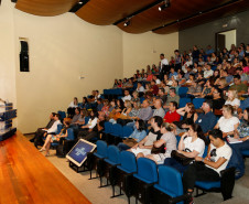 O programa de gestão financeira descentralizada “Escola também Compra”, desenvolvido pela Secretaria de Estado da Educação, será levado neste ano a 1.160 unidades da rede estadual de ensino, de 12 Núcleos Regionais de Educação (NRE). Pelo programa, as escolas são orientadas e capacitadas a usarem o dinheiro do Fundo Rotativo, que é repassado pelo Governo do Estado, em compras no comércio local.