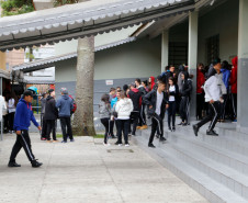 As escolas da rede estadual de ensino que aderiram à paralisação dos professores na semana passada retomaram as atividades nesta segunda-feira (20). O balanço de sexta-feira (17) apontava que apenas 6% das 2,1 mil unidades da rede pública estadual tinham paralisado. Quase 70% funcionava normalmente e pouco mais de 20% funcionou parcialmente. No Colégio Estadual Doutor Xavier da Silva, em Curitiba, os 780 estudantes do ensino fundamental e médio retornaram à rotina escolar. 