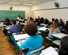 As escolas da rede estadual de ensino que aderiram à paralisação dos professores na semana passada retomaram as atividades nesta segunda-feira (20). O balanço de sexta-feira (17) apontava que apenas 6% das 2,1 mil unidades da rede pública estadual tinham paralisado. Quase 70% funcionava normalmente e pouco mais de 20% funcionou parcialmente. No Colégio Estadual Doutor Xavier da Silva, em Curitiba, os 780 estudantes do ensino fundamental e médio retornaram à rotina escolar. 