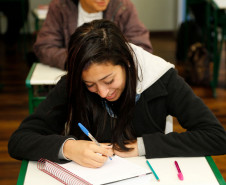 As escolas da rede estadual de ensino que aderiram à paralisação dos professores na semana passada retomaram as atividades nesta segunda-feira (20). O balanço de sexta-feira (17) apontava que apenas 6% das 2,1 mil unidades da rede pública estadual tinham paralisado. Quase 70% funcionava normalmente e pouco mais de 20% funcionou parcialmente. No Colégio Estadual Doutor Xavier da Silva, em Curitiba, os 780 estudantes do ensino fundamental e médio retornaram à rotina escolar. 