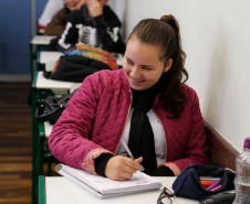 As escolas da rede estadual de ensino que aderiram à paralisação dos professores na semana passada retomaram as atividades nesta segunda-feira (20). O balanço de sexta-feira (17) apontava que apenas 6% das 2,1 mil unidades da rede pública estadual tinham paralisado. Quase 70% funcionava normalmente e pouco mais de 20% funcionou parcialmente. No Colégio Estadual Doutor Xavier da Silva, em Curitiba, os 780 estudantes do ensino fundamental e médio retornaram à rotina escolar. 
