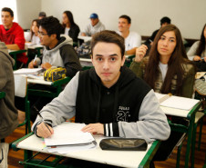 As escolas da rede estadual de ensino que aderiram à paralisação dos professores na semana passada retomaram as atividades nesta segunda-feira (20). O balanço de sexta-feira (17) apontava que apenas 6% das 2,1 mil unidades da rede pública estadual tinham paralisado. Quase 70% funcionava normalmente e pouco mais de 20% funcionou parcialmente. No Colégio Estadual Doutor Xavier da Silva, em Curitiba, os 780 estudantes do ensino fundamental e médio retornaram à rotina escolar. 