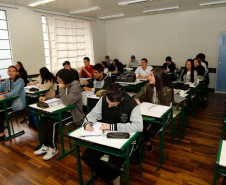 As escolas da rede estadual de ensino que aderiram à paralisação dos professores na semana passada retomaram as atividades nesta segunda-feira (20). O balanço de sexta-feira (17) apontava que apenas 6% das 2,1 mil unidades da rede pública estadual tinham paralisado. Quase 70% funcionava normalmente e pouco mais de 20% funcionou parcialmente. No Colégio Estadual Doutor Xavier da Silva, em Curitiba, os 780 estudantes do ensino fundamental e médio retornaram à rotina escolar. 