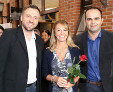 A secretária da Família e Desenvolvimento Social, Fernanda Richa, foi homenageada nesta terça-feira (21) no 1º Encontro das Primeiras-Damas promovido pelo Núcleo Regional da Educação da Área Metropolitana Norte. O evento, em celebração ao Mês da Mulher, reuniu primeiras-damas e secretárias de Assistência Social de 14 municípios da região.