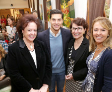 A secretária da Família e Desenvolvimento Social, Fernanda Richa, foi homenageada nesta terça-feira (21) no 1º Encontro das Primeiras-Damas promovido pelo Núcleo Regional da Educação da Área Metropolitana Norte. O evento, em celebração ao Mês da Mulher, reuniu primeiras-damas e secretárias de Assistência Social de 14 municípios da região.