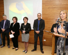 A secretária da Família e Desenvolvimento Social, Fernanda Richa, foi homenageada nesta terça-feira (21) no 1º Encontro das Primeiras-Damas promovido pelo Núcleo Regional da Educação da Área Metropolitana Norte. O evento, em celebração ao Mês da Mulher, reuniu primeiras-damas e secretárias de Assistência Social de 14 municípios da região.