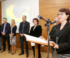 A secretária da Família e Desenvolvimento Social, Fernanda Richa, foi homenageada nesta terça-feira (21) no 1º Encontro das Primeiras-Damas promovido pelo Núcleo Regional da Educação da Área Metropolitana Norte. O evento, em celebração ao Mês da Mulher, reuniu primeiras-damas e secretárias de Assistência Social de 14 municípios da região.