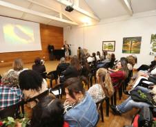 A secretária da Família e Desenvolvimento Social, Fernanda Richa, foi homenageada nesta terça-feira (21) no 1º Encontro das Primeiras-Damas promovido pelo Núcleo Regional da Educação da Área Metropolitana Norte. O evento, em celebração ao Mês da Mulher, reuniu primeiras-damas e secretárias de Assistência Social de 14 municípios da região.