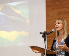 A secretária da Família e Desenvolvimento Social, Fernanda Richa, foi homenageada nesta terça-feira (21) no 1º Encontro das Primeiras-Damas promovido pelo Núcleo Regional da Educação da Área Metropolitana Norte. O evento, em celebração ao Mês da Mulher, reuniu primeiras-damas e secretárias de Assistência Social de 14 municípios da região.