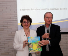 O presidente do Sistema Ocepar, José Roberto Ricken, lembrou que o cooperativismo trabalhado nas escolas estimulará os estudantes a permanecer no campo e contribuir com o desenvolvimento agropecuário no Paraná. “O nosso desafio é estimular nossos jovens a conhecer e praticar o cooperativismo e com isso gerar desenvolvimento pessoal e riquezas para o meio rural. Essa parceria vai proporcionar aos jovens a oportunidade de vivenciar o cooperativismo e complementar sua formação”, disse Ricken.
