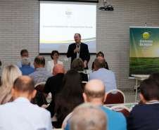Diretores e coordenadores das unidades produtivas das 19 fazendas-escola da rede estadual de ensino participam nesta quarta-feira (22) e quinta-feira (23), em Curitiba, de oficinas de capacitação para implantação das cooperativas-escolas nas unidades educativas. A formação é resultado da parceria entre o Governo do Estado e o Sistema Ocepar, que proporcionará aos estudantes a oportunidade de vivenciar na prática as ações do mundo cooperativo.