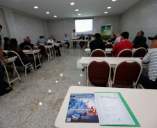 Diretores e coordenadores das unidades produtivas das 19 fazendas-escola da rede estadual de ensino participam nesta quarta-feira (22) e quinta-feira (23), em Curitiba, de oficinas de capacitação para implantação das cooperativas-escolas nas unidades educativas. A formação é resultado da parceria entre o Governo do Estado e o Sistema Ocepar, que proporcionará aos estudantes a oportunidade de vivenciar na prática as ações do mundo cooperativo.