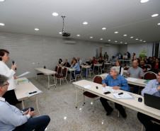 Diretores e coordenadores das unidades produtivas das 19 fazendas-escola da rede estadual de ensino participam nesta quarta-feira (22) e quinta-feira (23), em Curitiba, de oficinas de capacitação para implantação das cooperativas-escolas nas unidades educativas. A formação é resultado da parceria entre o Governo do Estado e o Sistema Ocepar, que proporcionará aos estudantes a oportunidade de vivenciar na prática as ações do mundo cooperativo.