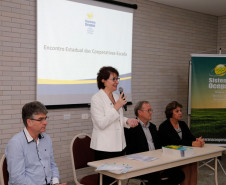 Diretores e coordenadores das unidades produtivas das 19 fazendas-escola da rede estadual de ensino participam nesta quarta-feira (22) e quinta-feira (23), em Curitiba, de oficinas de capacitação para implantação das cooperativas-escolas nas unidades educativas. A formação é resultado da parceria entre o Governo do Estado e o Sistema Ocepar, que proporcionará aos estudantes a oportunidade de vivenciar na prática as ações do mundo cooperativo.